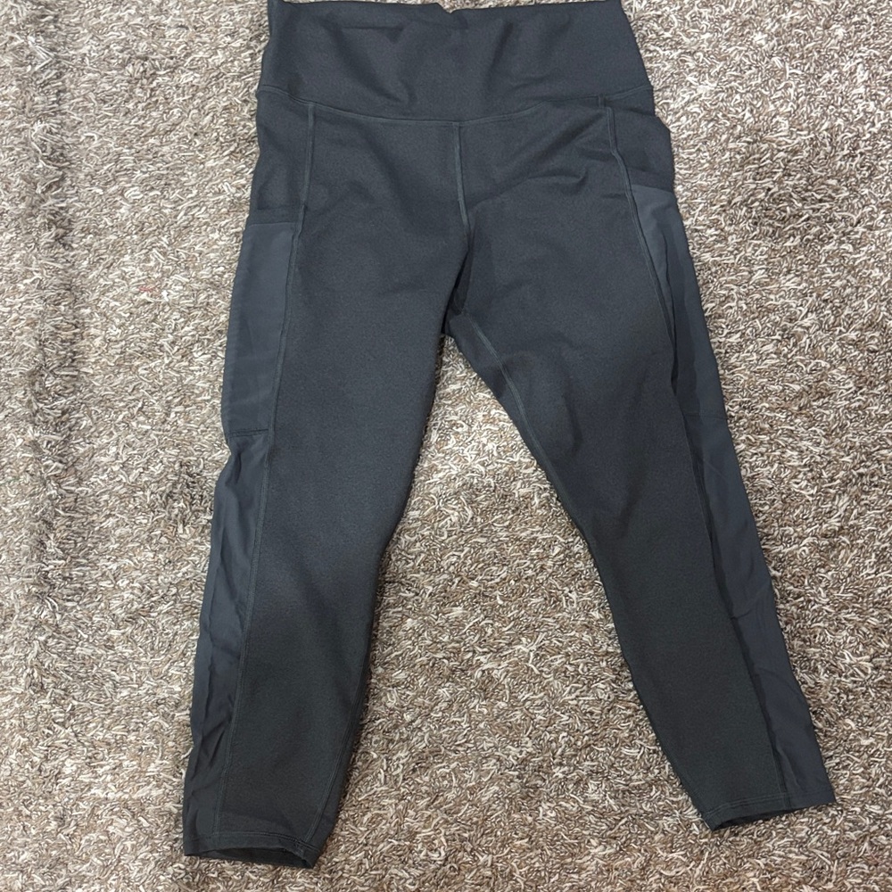 High-Waist Black Workout Leggings with Side Pockets